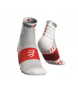 Calcetines Compressport Training Socks en color blanco y rojo disponible al mejor precio en tu tienda online de moda y deportes www.chemasport.es