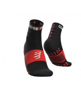 Calcetines Compressport Training Socks en color negro y rojo disponible al mejor precio en tu tienda online de moda y deportes www.chemasport.es