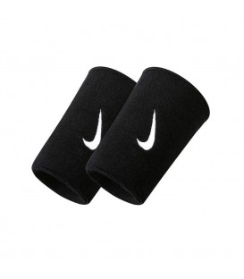 Muñequera Nike Swoosh Double en color negro disponible al mejor precio en tu tienda online de moda y deportes www.chemasport.es