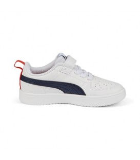 Zapatillas Puma Rickie para niño en color blanco azul y rojo disponible al mejor precio en tu tienda online de moda y deportes www.chemasport.es