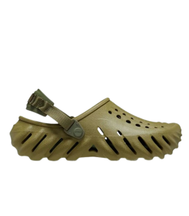 Sandalia Crocs Echo Clog en color verde disponible al mejor precio en tu tienda online de moda y deportes www.chemasport.es