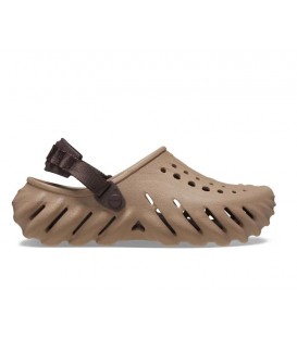 Sandalia Crocs Echo Clog en color marrón disponible al mejor precio en tu tienda online de moda y deportes www.chemasport.es